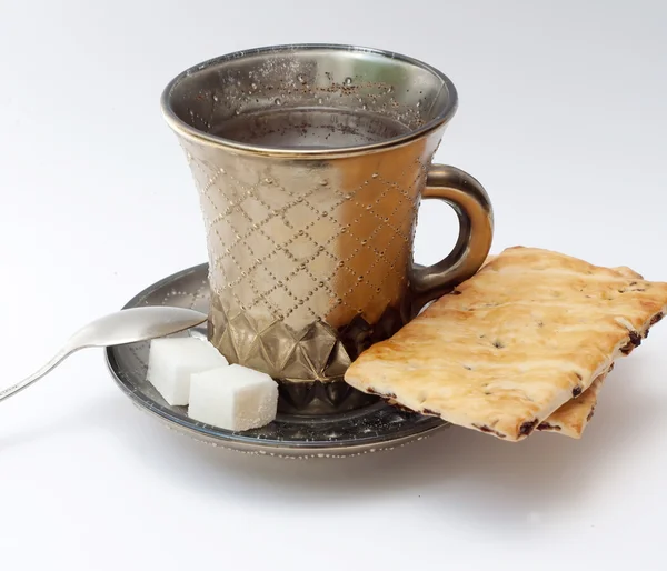 Eine Tasse Kaffee und Kekse auf hellem Hintergrund — Stockfoto