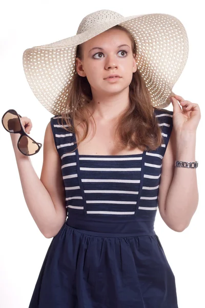 Una ragazza con un cappello di paglia con gli occhiali da sole in mano — Foto Stock