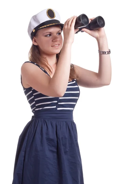 Дівчина в шапці моряка дивиться через бінокль — стокове фото
