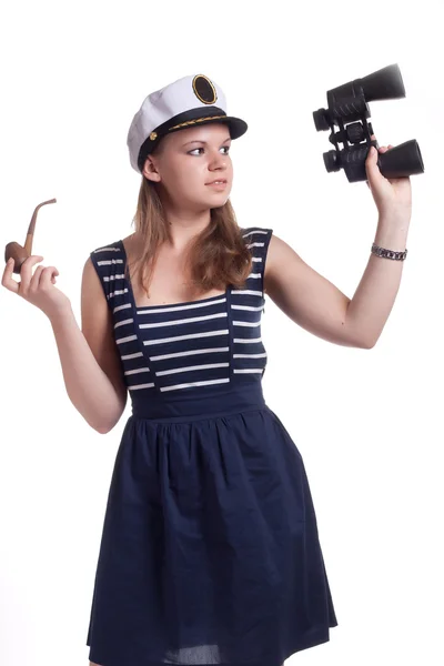 双眼鏡、喫煙用パイプのペアを保持している船員キャップの女の子 — ストック写真