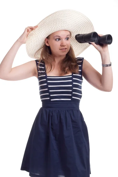 Una ragazza con un grande cappello di paglia che guarda attraverso il binocolo — Foto Stock