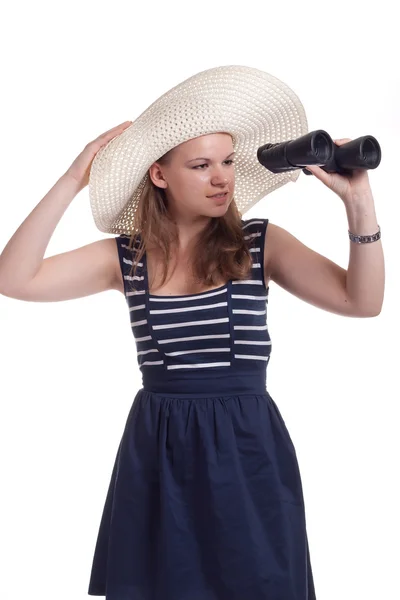 Una chica con un gran sombrero de paja mirando a través de los prismáticos — Foto de Stock