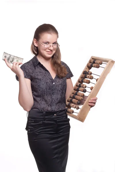 Девушка с большими деревянными счетами и деньгами — стоковое фото