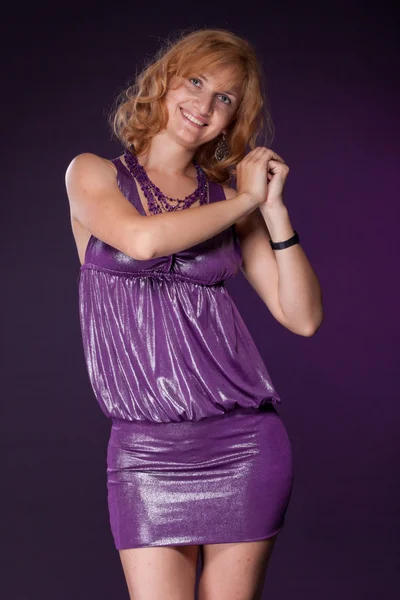 Дівчина в фіолетовій сукні танцює — стокове фото