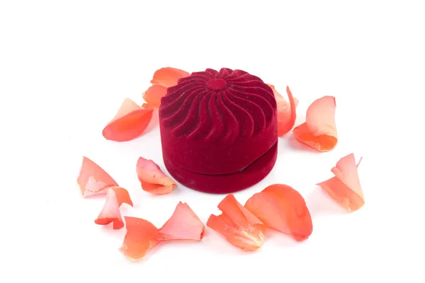 Closed box and lying next to rose petals — Stock Photo, Image