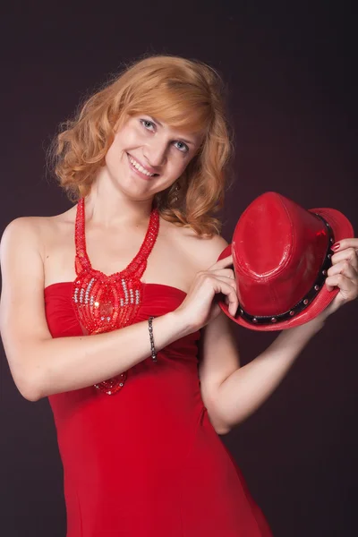 Fille aux cheveux rouges dans une robe rouge et chapeau rouge — Photo