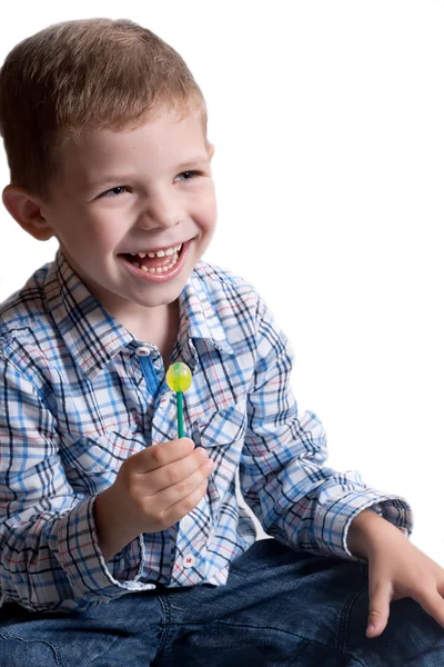 Маленький мальчик с конфетами — стоковое фото