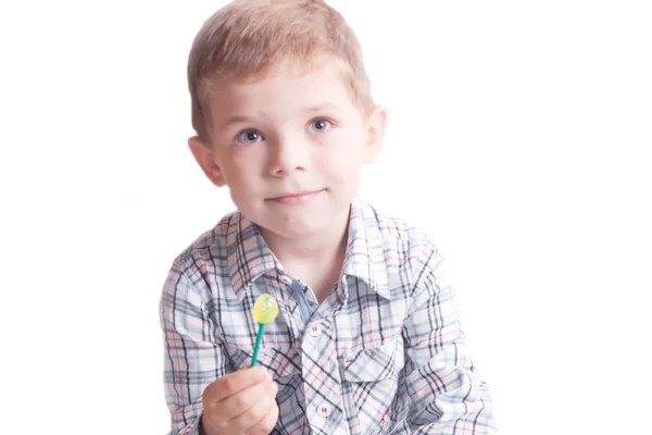 Een kleine jongen met snoep — Stockfoto
