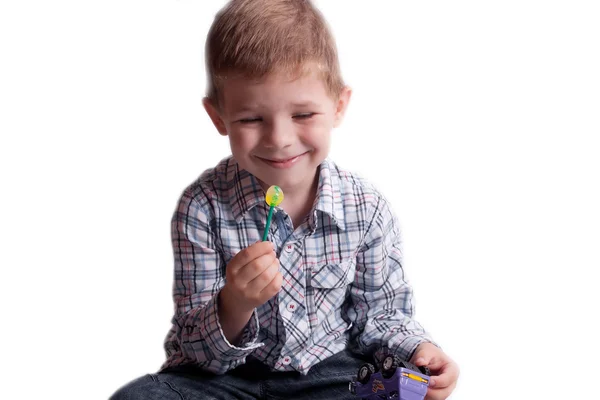 Маленький хлопчик з цукерками — стокове фото
