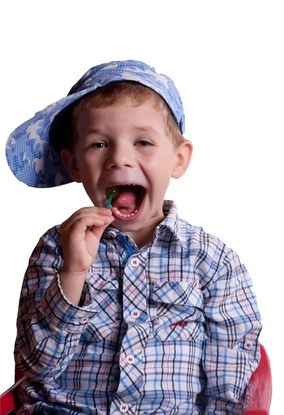 Chlapec s otevřenými ústy s lízátko v ruce — Stock fotografie