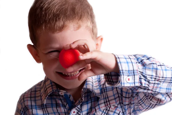 En liten pojke med en clown näsa — Stockfoto