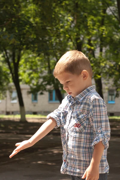 A little boy points out his hand — Stock Photo, Image