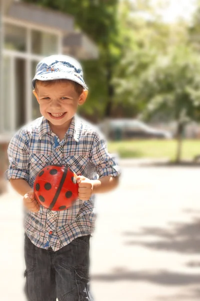 Маленький мальчик с мячом — стоковое фото