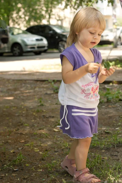 Маленька дівчинка в фіолетовому костюмі — стокове фото
