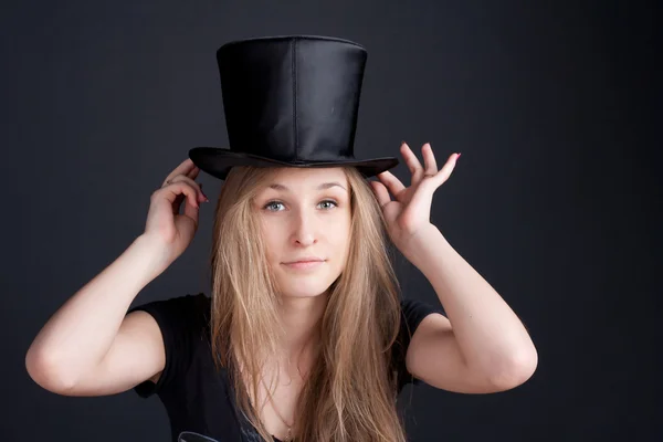 Schönes lächelndes Mädchen mit schwarzem Hut — Stockfoto