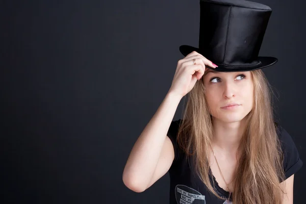 Красивая улыбающаяся девушка в черной шляпе — стоковое фото