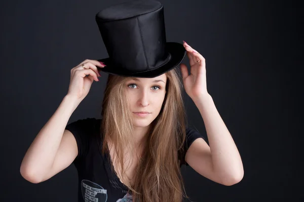 Belle fille souriante dans un chapeau noir — Photo