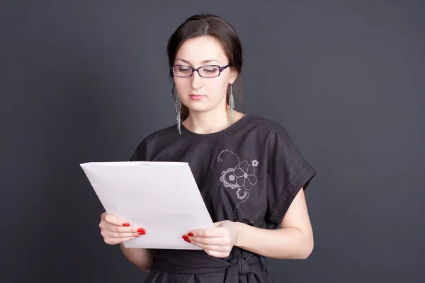 Geschäftsfrau mit Dokumenten in der Hand und Brille — Stockfoto