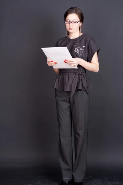Geschäftsfrau mit Dokumenten in der Hand und Brille — Stockfoto