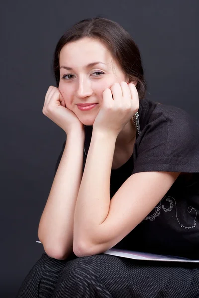 Porträt eines schönen Mädchens auf dunklem Hintergrund — Stockfoto