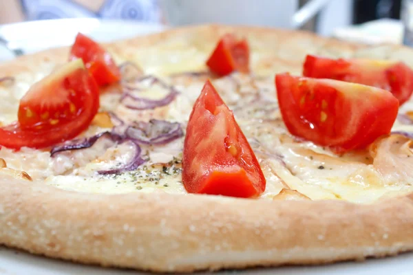 Pizza met grote brokken van tomaten — Stockfoto