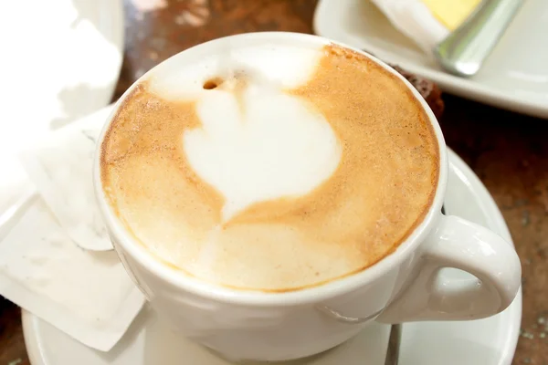 Bir fincan cappuccino ile çekim güzel bir krematoryum — Stok fotoğraf