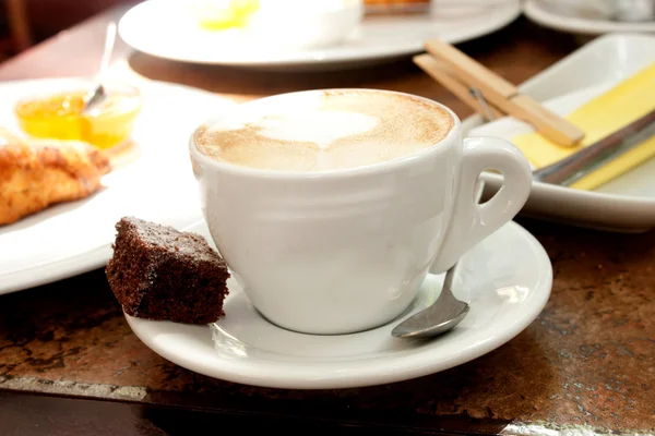 Bir fincan cappuccino ile güzel bir krematoryum — Stok fotoğraf