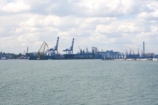海港口在傲德萨，乌克兰 — 图库照片