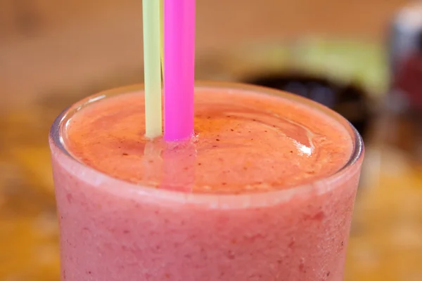 Fruit milkshake met een rietje — Stockfoto