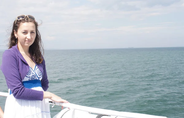 海で種は船に乗っている女の子 — ストック写真