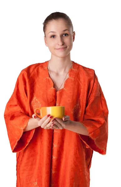 La ragazza in vestaglia arancione offre tè — Foto Stock
