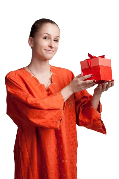 Una ragazza in grembiule arancione con un regalo — Foto Stock