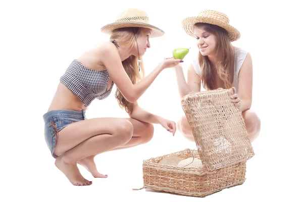 Δύο κορίτσια στο άχυρο καπέλα ψάθινο καπέλο με ένα άχυρο βαλίτσα — Φωτογραφία Αρχείου
