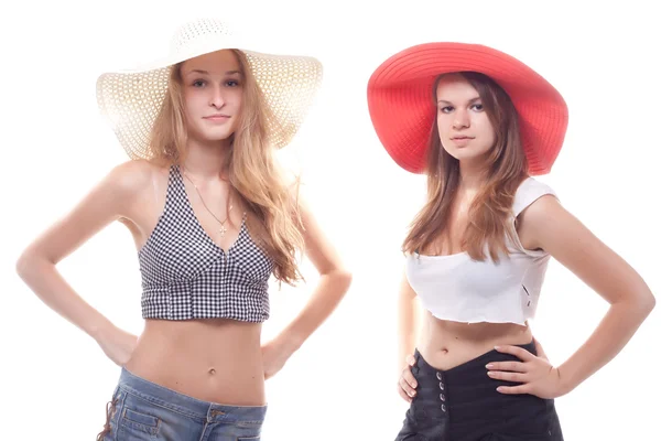 Zwei Mädchen mit Sommermützen — Stockfoto
