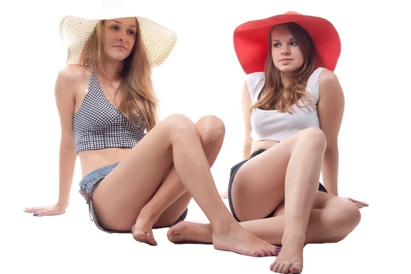 Deux filles en chapeaux d'été — Photo