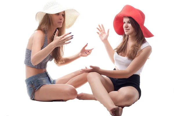 Δύο κορίτσια στην καπέλα καλοκαίρι — Φωτογραφία Αρχείου