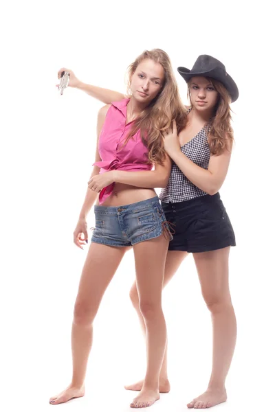Porträtt av två unga tjejer med en pistol — Stockfoto