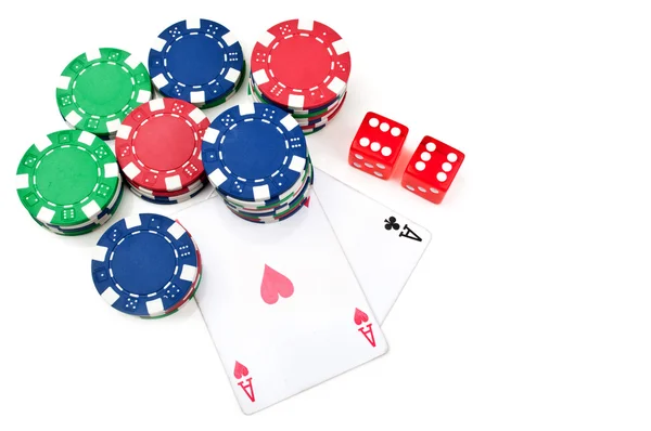 Dvě esa a poker žetony — Stock fotografie