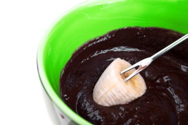 muz çikolata fondü içinde bir parça