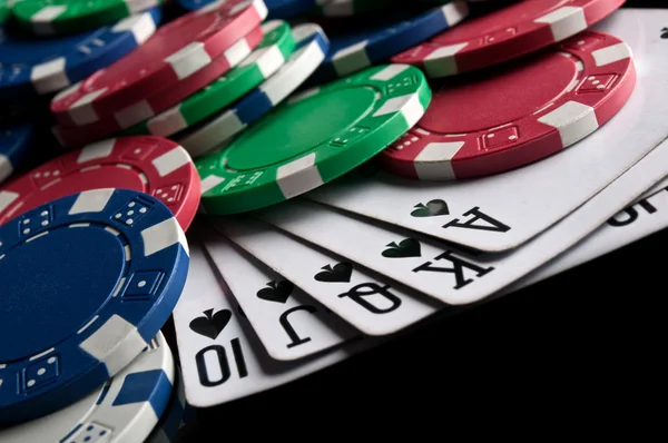 Royal flush e fichas de poker — Fotografia de Stock