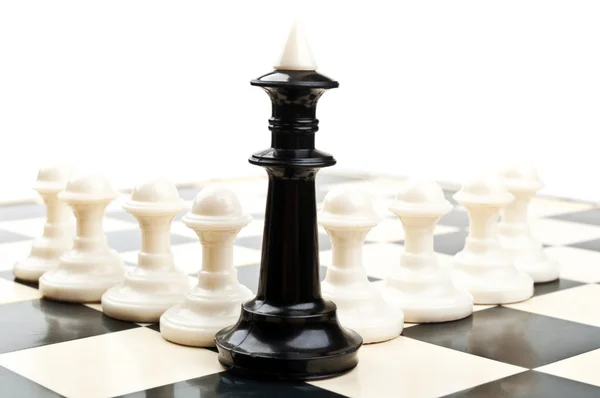Kral ve satranç tahtası üzerinde powns — Stok fotoğraf