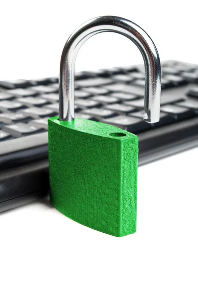 Комп'ютерна клавіатура і зелений замок — стокове фото
