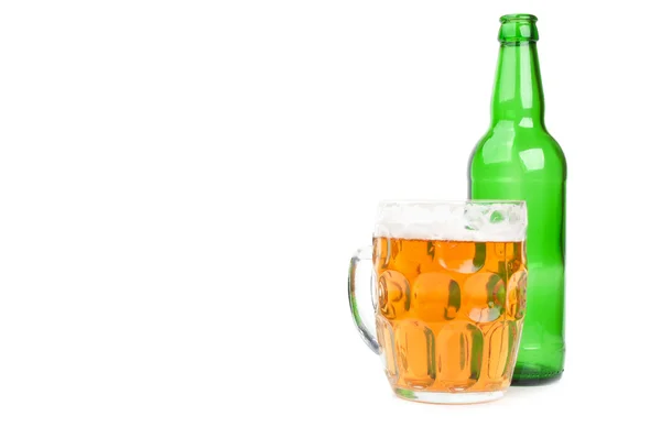 Grüne Flasche und Bier — Stockfoto