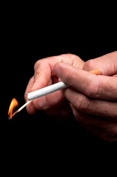 Męska ręka światła papierosa — Zdjęcie stockowe