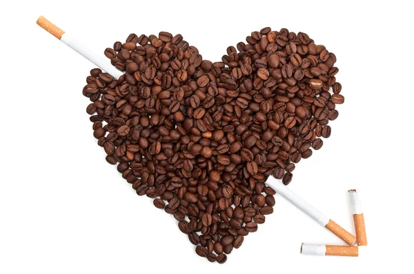 Coffee beans in the shape of the heart with cigarettes — Stock Photo, Image
