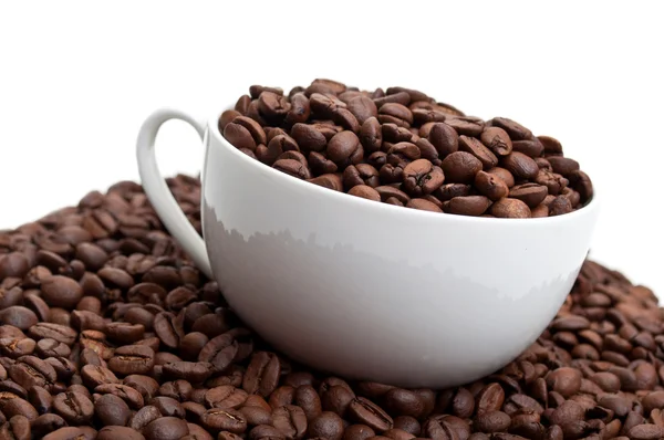 Kaffeebohnen in einer Tasse — Stockfoto