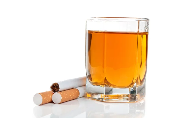 Kieliszek koniaku i papierosy — Zdjęcie stockowe