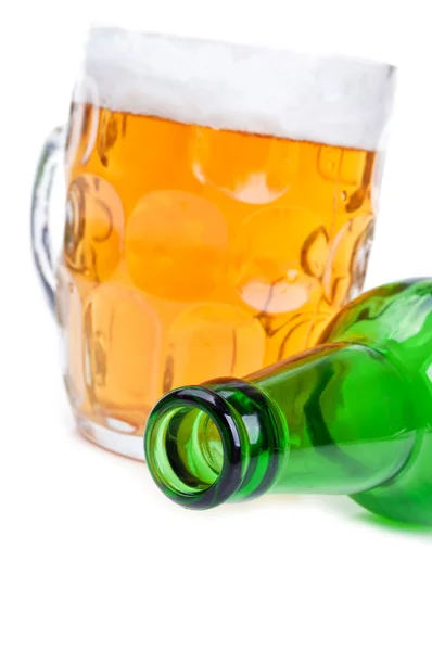 Cerveza y botella verde — Foto de Stock
