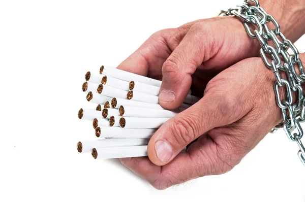 Manos del hombre con el cigarrillo —  Fotos de Stock