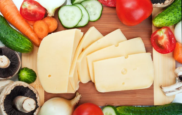 Färska grönsaker och ost — Stockfoto